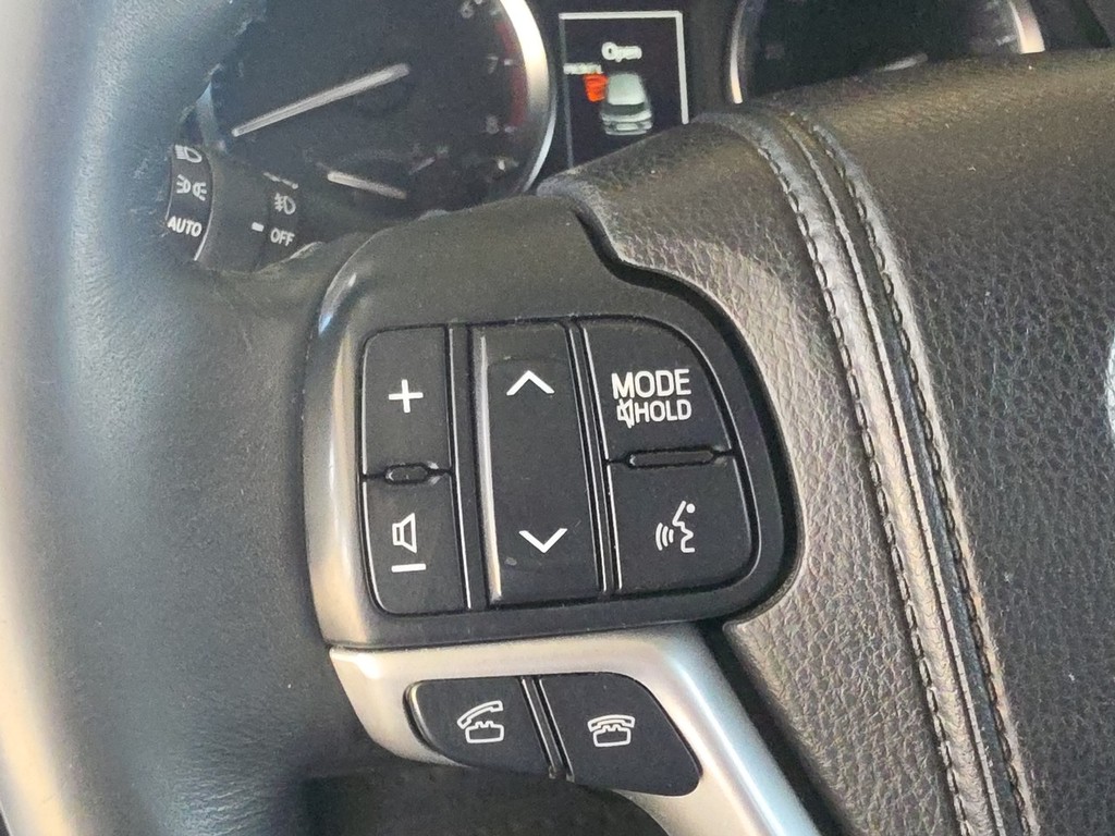 Toyota Highlander Vehicle Full-screen Gallery Image 28