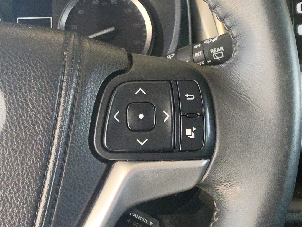 Toyota Highlander Vehicle Full-screen Gallery Image 29