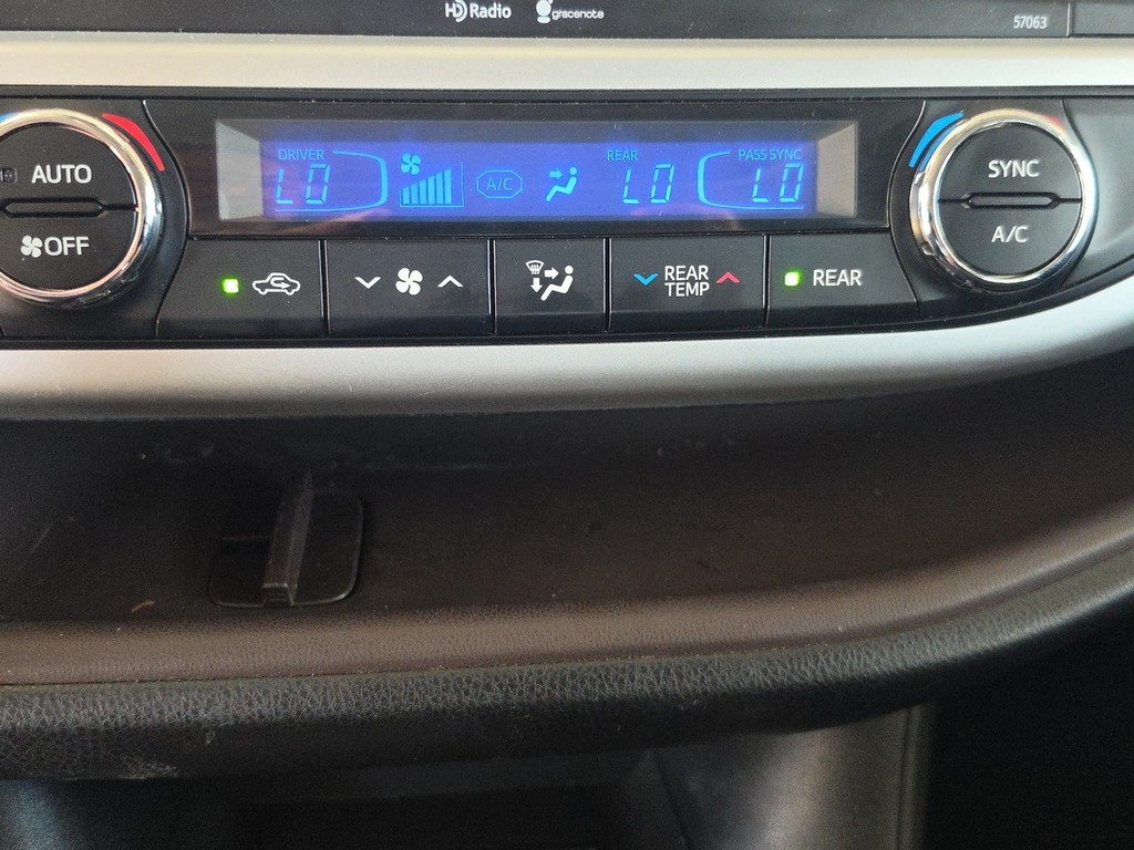 Toyota Highlander Vehicle Full-screen Gallery Image 31