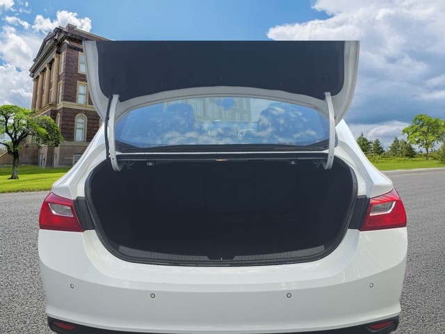 Chevrolet Malibu Vehicle Full-screen Gallery Image 05