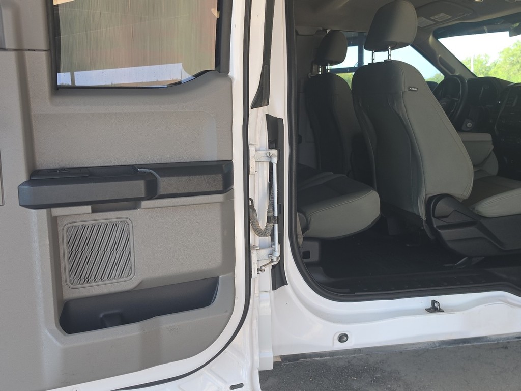 Ford F-150 Vehicle Full-screen Gallery Image 12