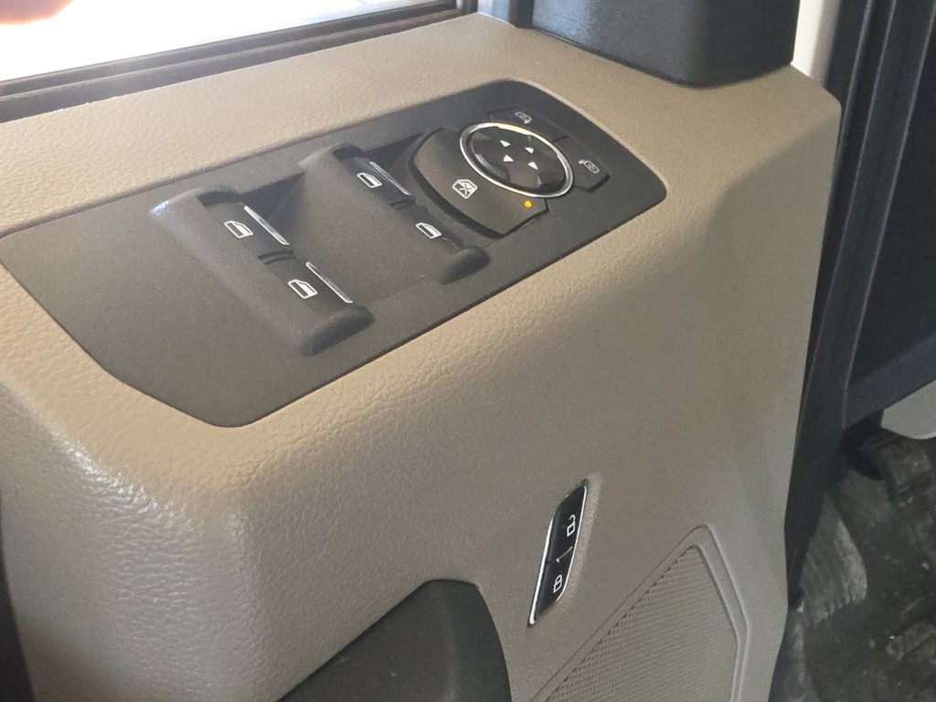 Ford F-150 Vehicle Full-screen Gallery Image 25