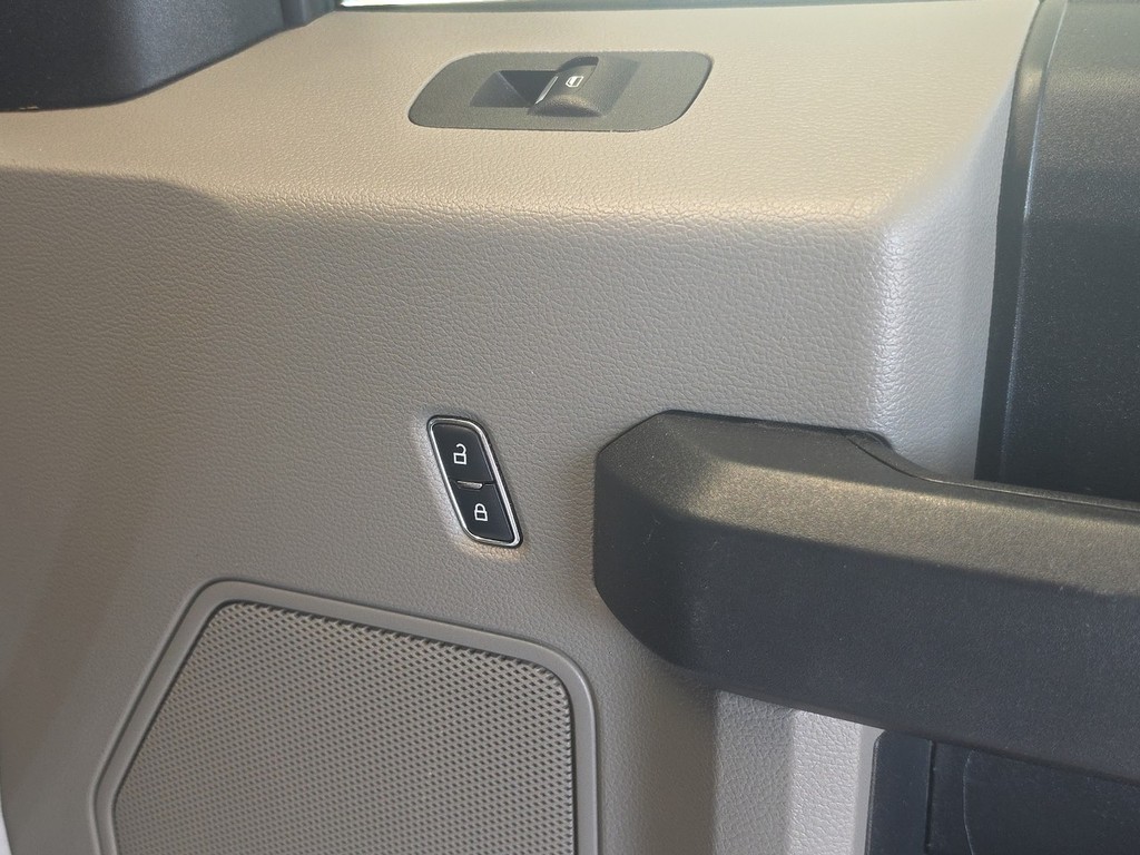 Ford F-150 Vehicle Full-screen Gallery Image 26