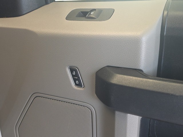 Ford F-150 Vehicle Full-screen Gallery Image 26