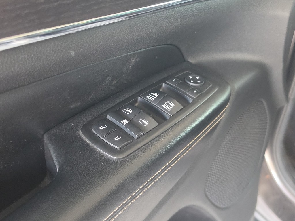 Jeep Grand Cherokee Vehicle Full-screen Gallery Image 25