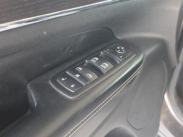 Jeep Grand Cherokee Vehicle Full-screen Gallery Image 25