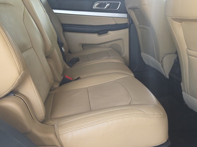 Ford Explorer Vehicle Full-screen Gallery Image 11