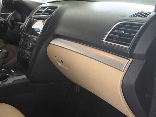 Ford Explorer Vehicle Full-screen Gallery Image 14