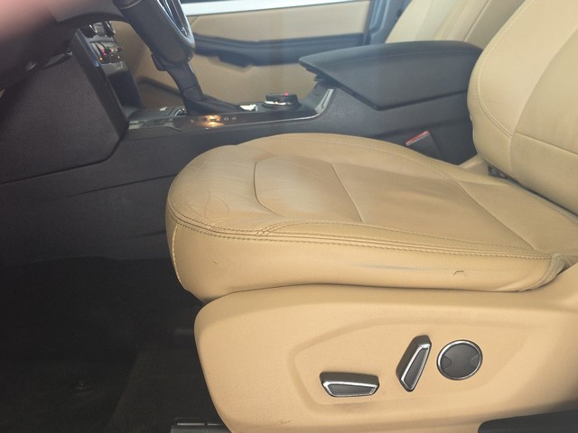 Ford Explorer Vehicle Full-screen Gallery Image 23