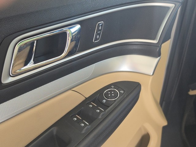 Ford Explorer Vehicle Full-screen Gallery Image 25