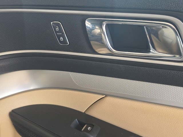 Ford Explorer Vehicle Full-screen Gallery Image 26