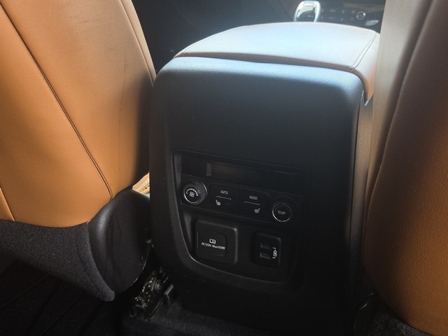 Buick Enclave Vehicle Full-screen Gallery Image 12