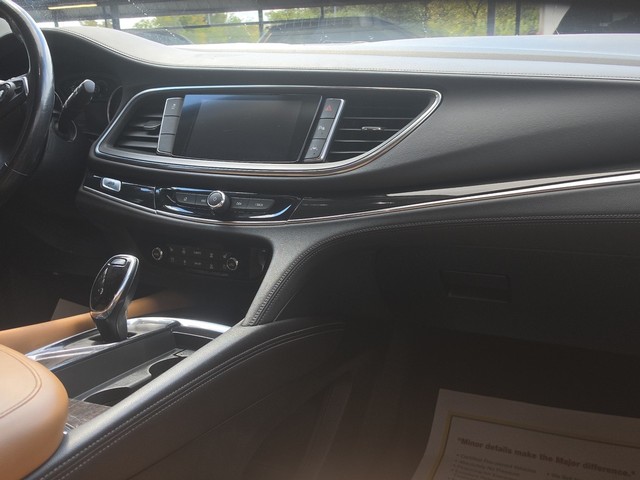 Buick Enclave Vehicle Full-screen Gallery Image 14