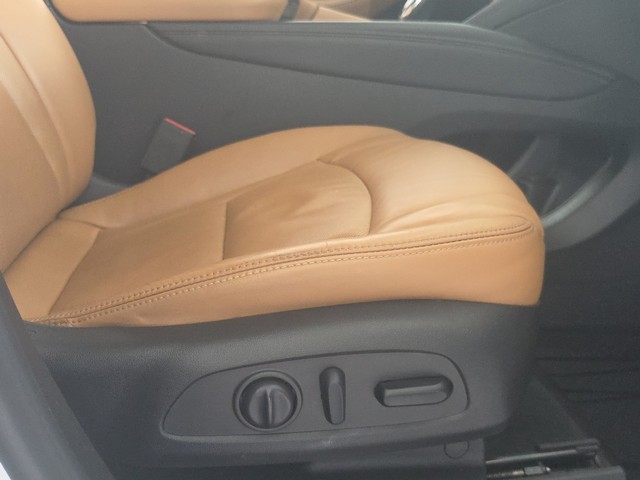 Buick Enclave Vehicle Full-screen Gallery Image 22