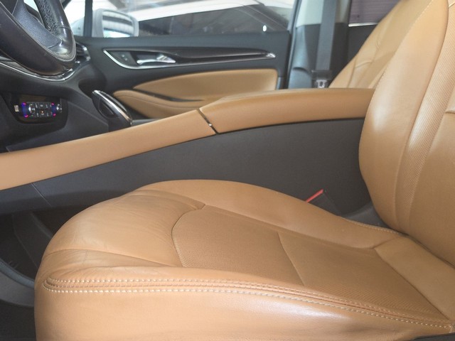 Buick Enclave Vehicle Full-screen Gallery Image 23