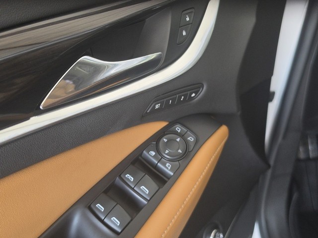 Buick Enclave Vehicle Full-screen Gallery Image 25