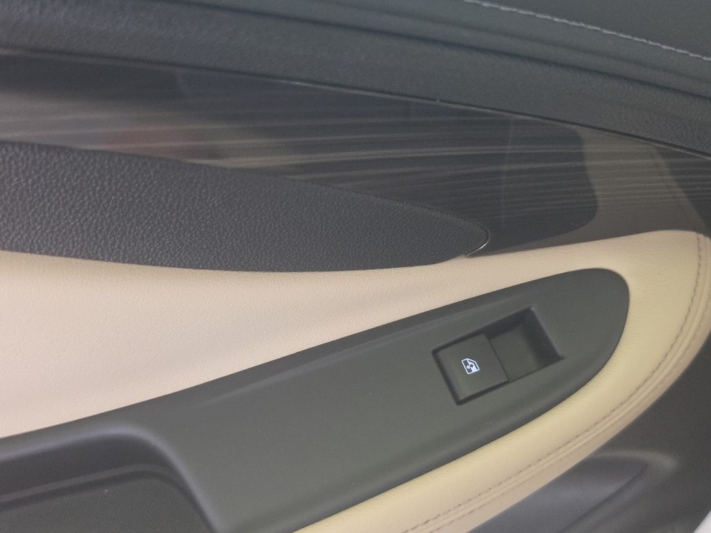 Buick Envision Vehicle Full-screen Gallery Image 21
