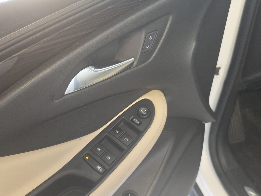 Buick Envision Vehicle Full-screen Gallery Image 25