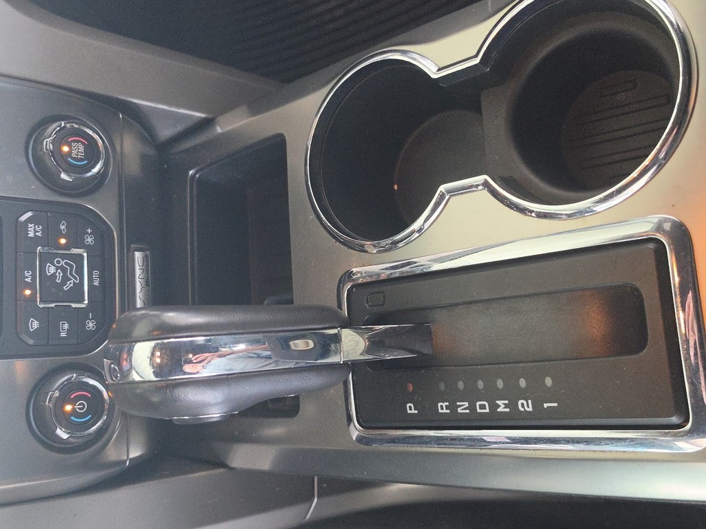 Ford F-150 Vehicle Full-screen Gallery Image 16