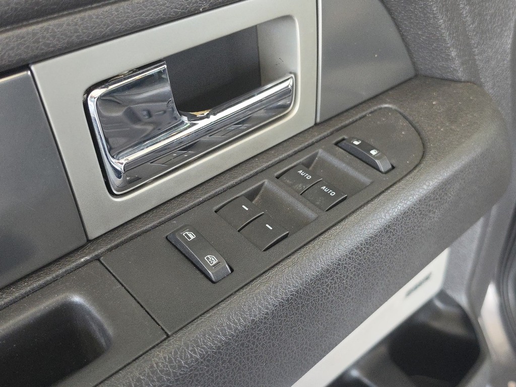 Ford F-150 Vehicle Full-screen Gallery Image 24