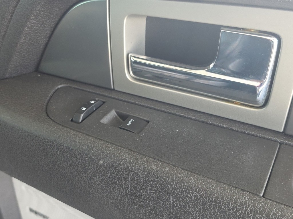 Ford F-150 Vehicle Full-screen Gallery Image 25