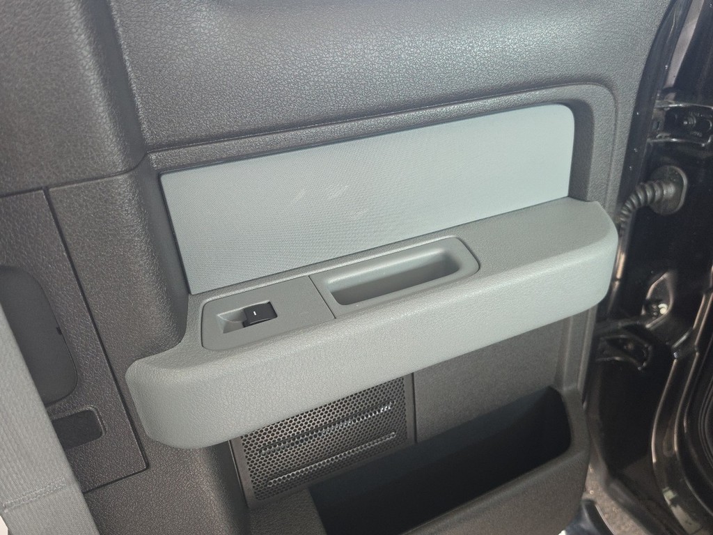 Ford F-150 Vehicle Full-screen Gallery Image 13