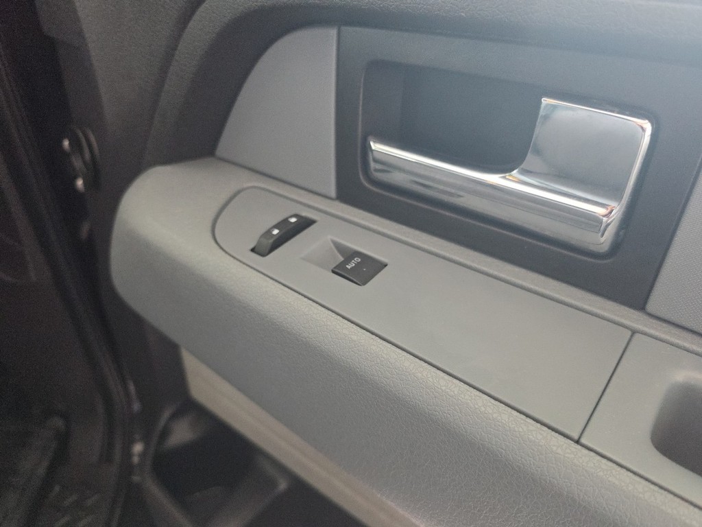 Ford F-150 Vehicle Full-screen Gallery Image 26