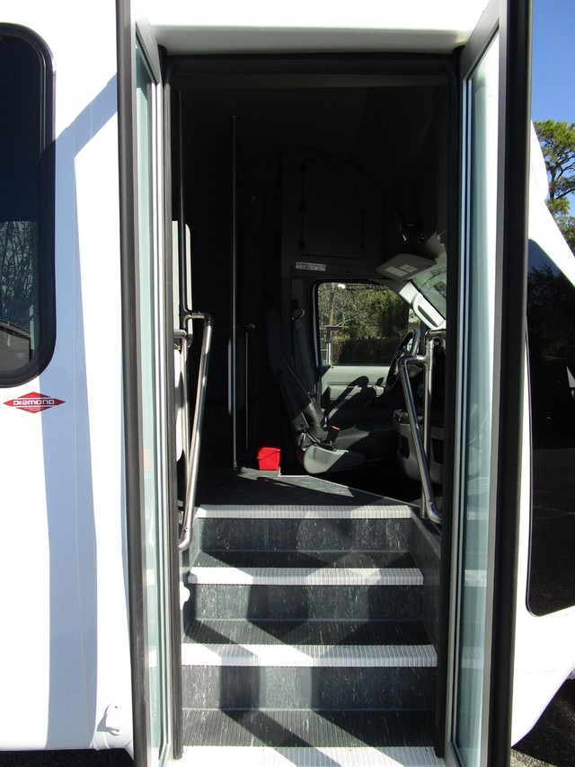 Diamond Coach VIP 2200 Vehicle Image 13