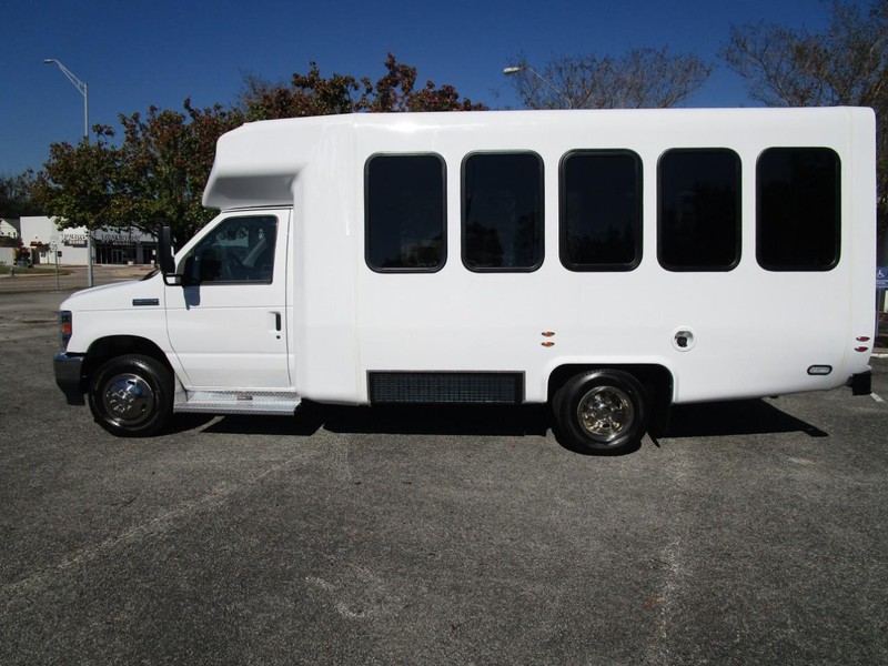 Diamond Coach VIP 2200 Vehicle Image 02