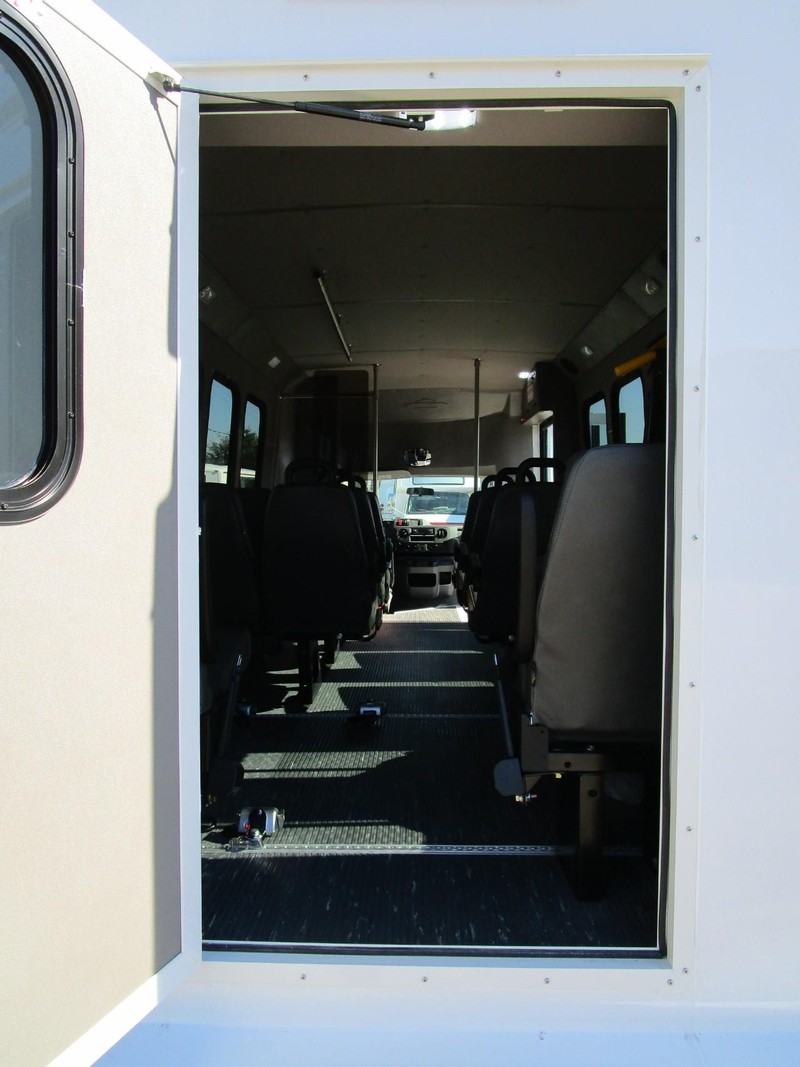 Diamond Coach VIP 2200 Vehicle Image 19