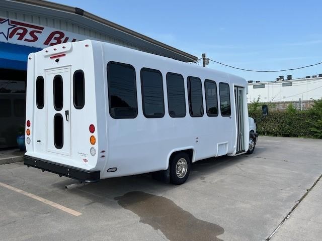 Diamond Coach VIP 2500 Vehicle Image 05
