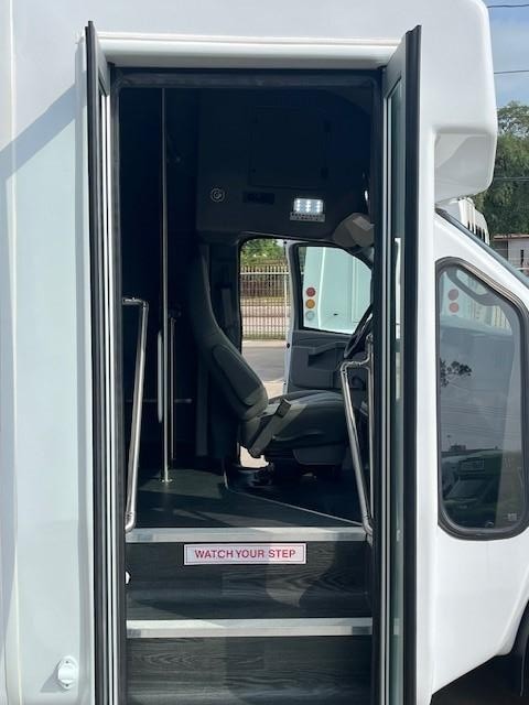 Diamond Coach VIP 2500 Vehicle Image 16