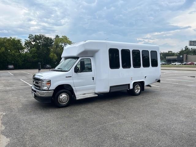 Diamond Coach VIP 2200 Vehicle Image 02