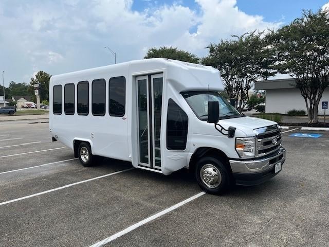 Diamond Coach VIP 2200 Vehicle Image 04