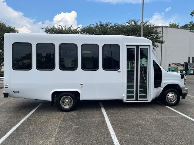 Diamond Coach VIP 2200 Vehicle Image 05