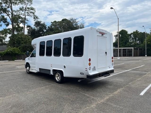 Diamond Coach VIP 2200 Vehicle Image 07