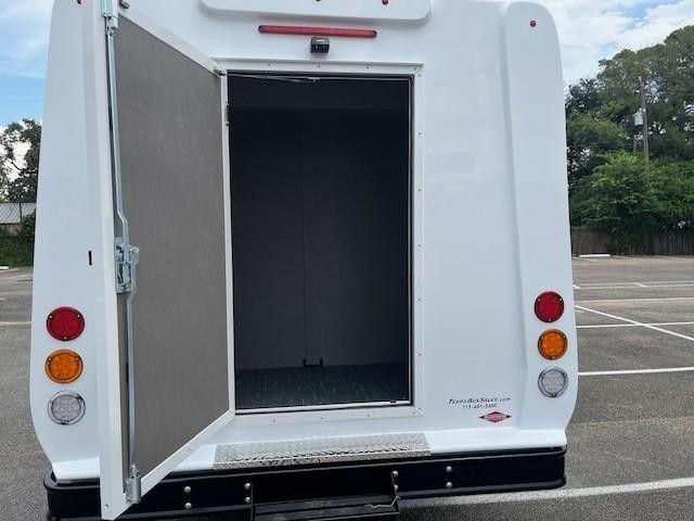 Diamond Coach VIP 2200 Vehicle Image 08