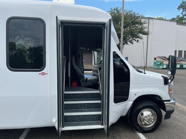 Diamond Coach VIP 2200 Vehicle Image 11