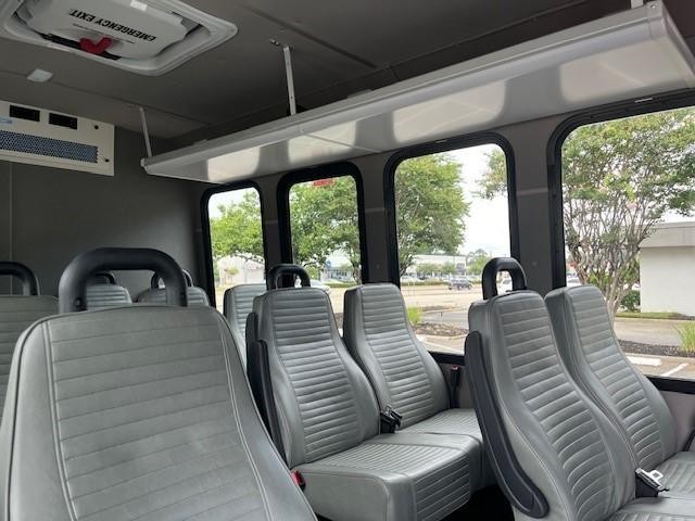 Diamond Coach VIP 2200 Vehicle Image 12