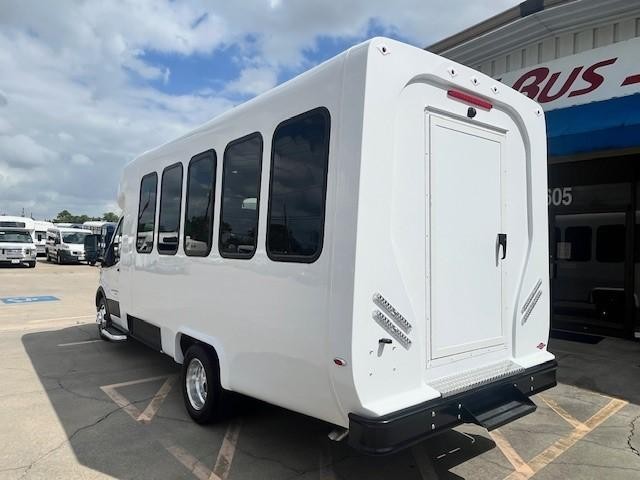 Diamond Coach TR2200 Vehicle Image 03