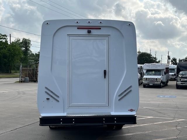 Diamond Coach TR2200 Vehicle Image 06