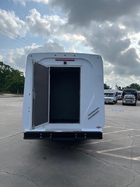 Diamond Coach TR2200 Vehicle Image 07