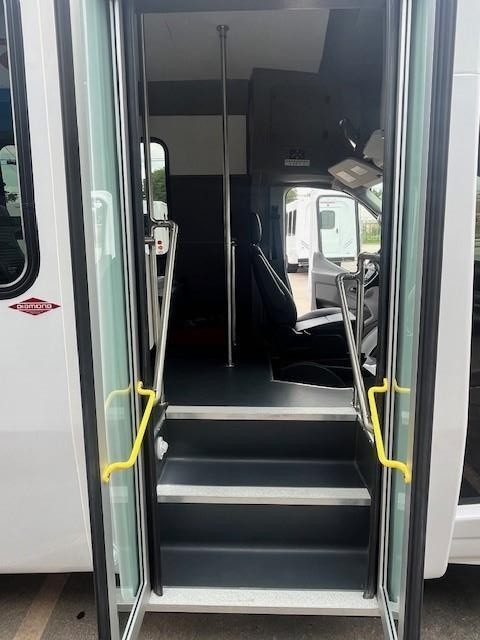 Diamond Coach TR2200 Vehicle Image 08