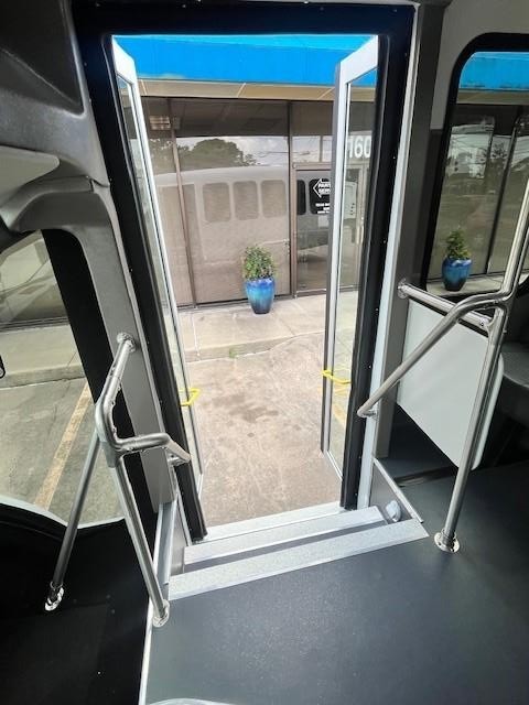 Diamond Coach TR2200 Vehicle Image 17