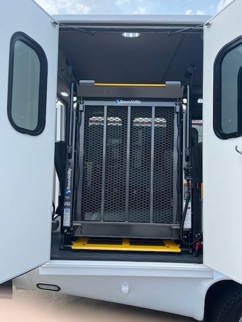 Diamond Coach VIP 2200PT Vehicle Image 08