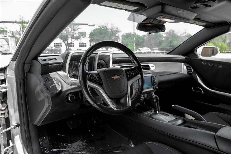 Chevrolet Camaro Vehicle Full-screen Gallery Image 03