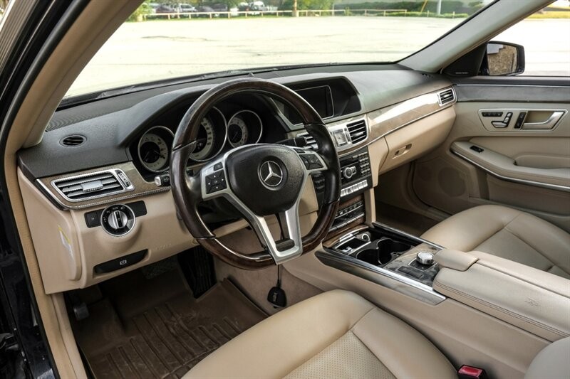 Mercedes-Benz E-Class Vehicle Full-screen Gallery Image 03