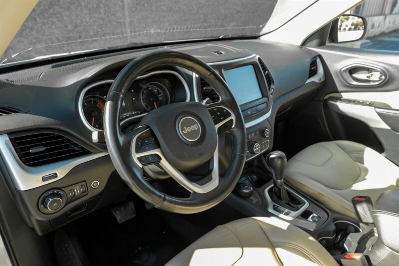 Jeep Cherokee Vehicle Full-screen Gallery Image 03