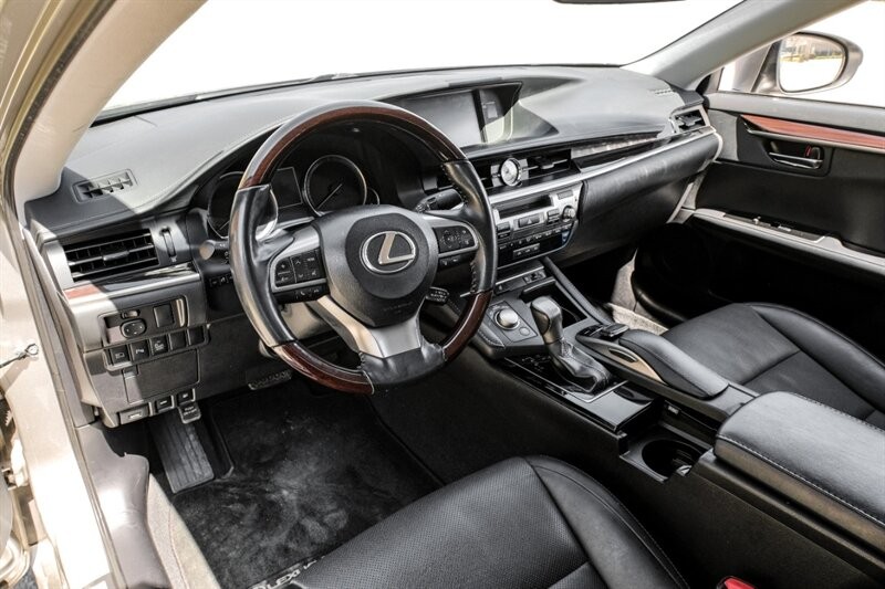 Lexus ES Vehicle Full-screen Gallery Image 03
