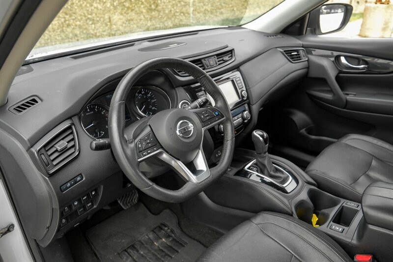 Nissan Rogue Vehicle Full-screen Gallery Image 03